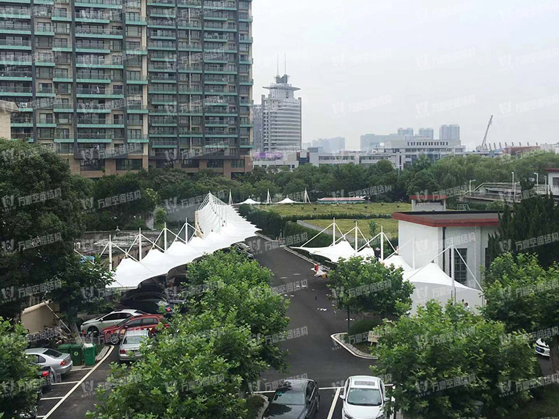 張拉膜車棚造價和哪些因素有關？降低張拉膜車棚造價的方法有哪些？