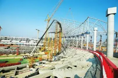 成都大運會主場館進入鋼結構施工，“飛碟”造型顯雛形