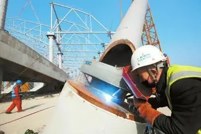 成都大運會主場館進入鋼結構施工，“飛碟”造型顯雛形