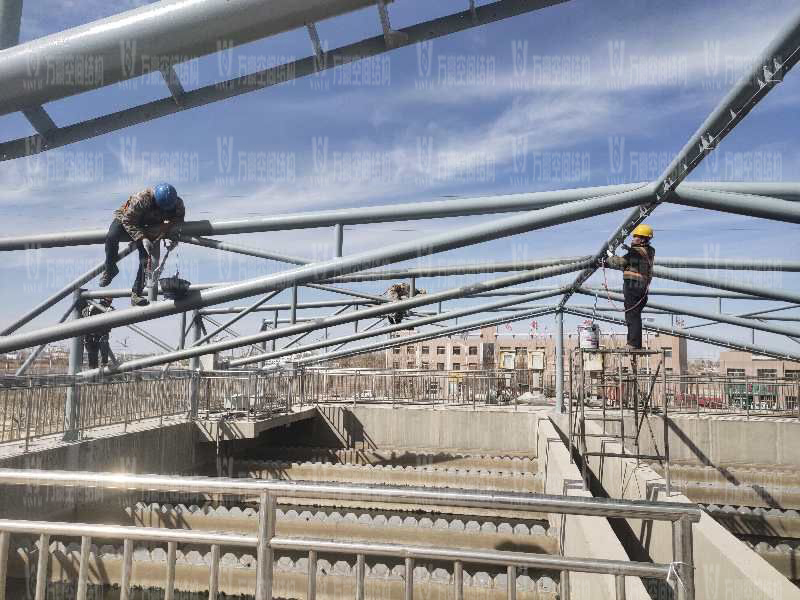 格爾木工業(yè)園昆侖工業(yè)區(qū)工業(yè)污水廠污水池保溫膜結(jié)構(gòu)工程位于海西蒙古族藏族自治州格爾木市,此項(xiàng)目是國(guó)內(nèi)首個(gè)ETFE膜結(jié)構(gòu)污水池加蓋工程。 該工程主要建設(shè)格爾木工業(yè)園昆侖工業(yè)區(qū)工業(yè)污水處理廠首期2.5萬(wàn)立方米/天工程二沉池、水解酸化池和預(yù)沉池池體保溫膜結(jié)構(gòu)安裝。項(xiàng)目用鋼量230噸,膜結(jié)構(gòu)展開(kāi)面積5000平米。 目前,預(yù)沉池和酸化水解池鋼結(jié)構(gòu)已完成,油漆已完成。二沉池基柱加焊,鋼架焊接中。 期待整個(gè)工程的完工,來(lái)領(lǐng)略它別致的風(fēng)采。 格爾木工業(yè)園昆侖工業(yè)區(qū)工業(yè)污水廠污水池保溫膜結(jié)構(gòu)工程位于海西蒙古族藏族自治州格爾木市,此項(xiàng)目是國(guó)內(nèi)首個(gè)ETFE膜結(jié)構(gòu)污水池加蓋工程。 該工程主要建設(shè)格爾木工業(yè)園昆侖工業(yè)區(qū)工業(yè)污水處理廠首期2.5萬(wàn)立方米/天工程二沉池、水解酸化池和預(yù)沉池池體保溫膜結(jié)構(gòu)安裝。項(xiàng)目用鋼量230噸,膜結(jié)構(gòu)展開(kāi)面積5000平米。 目前,預(yù)沉池和酸化水解池鋼結(jié)構(gòu)已完成,油漆已完成。二沉池基柱加焊,鋼架焊接中。 期待整個(gè)工程的完工,來(lái)領(lǐng)略它別致的風(fēng)采。