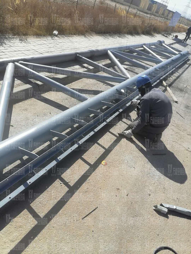 格爾木工業(yè)園昆侖工業(yè)區(qū)工業(yè)污水廠污水池保溫膜結(jié)構(gòu)工程位于海西蒙古族藏族自治州格爾木市,此項(xiàng)目是國(guó)內(nèi)首個(gè)ETFE膜結(jié)構(gòu)污水池加蓋工程。 該工程主要建設(shè)格爾木工業(yè)園昆侖工業(yè)區(qū)工業(yè)污水處理廠首期2.5萬(wàn)立方米/天工程二沉池、水解酸化池和預(yù)沉池池體保溫膜結(jié)構(gòu)安裝。項(xiàng)目用鋼量230噸,膜結(jié)構(gòu)展開(kāi)面積5000平米。 目前,預(yù)沉池和酸化水解池鋼結(jié)構(gòu)已完成,油漆已完成。二沉池基柱加焊,鋼架焊接中。 期待整個(gè)工程的完工,來(lái)領(lǐng)略它別致的風(fēng)采。 格爾木工業(yè)園昆侖工業(yè)區(qū)工業(yè)污水廠污水池保溫膜結(jié)構(gòu)工程位于海西蒙古族藏族自治州格爾木市,此項(xiàng)目是國(guó)內(nèi)首個(gè)ETFE膜結(jié)構(gòu)污水池加蓋工程。 該工程主要建設(shè)格爾木工業(yè)園昆侖工業(yè)區(qū)工業(yè)污水處理廠首期2.5萬(wàn)立方米/天工程二沉池、水解酸化池和預(yù)沉池池體保溫膜結(jié)構(gòu)安裝。項(xiàng)目用鋼量230噸,膜結(jié)構(gòu)展開(kāi)面積5000平米。 目前,預(yù)沉池和酸化水解池鋼結(jié)構(gòu)已完成,油漆已完成。二沉池基柱加焊,鋼架焊接中。 期待整個(gè)工程的完工,來(lái)領(lǐng)略它別致的風(fēng)采。