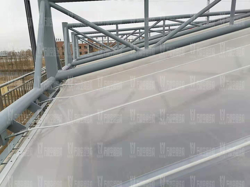 格爾木工業(yè)園昆侖工業(yè)區(qū)工業(yè)污水廠污水池保溫膜結(jié)構(gòu)工程膜結(jié)構(gòu)安裝中 格爾木工業(yè)園昆侖工業(yè)區(qū)工業(yè)污水廠污水池保溫膜結(jié)構(gòu)工程膜結(jié)構(gòu)安裝中