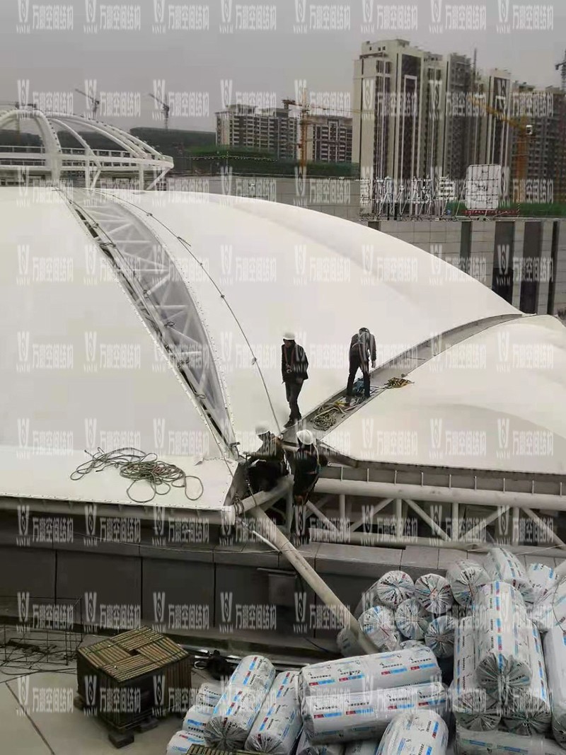 新泰卓越·財富廣場膜結(jié)構(gòu)項目接近尾聲 新泰卓越·財富廣場膜結(jié)構(gòu)項目接近尾聲