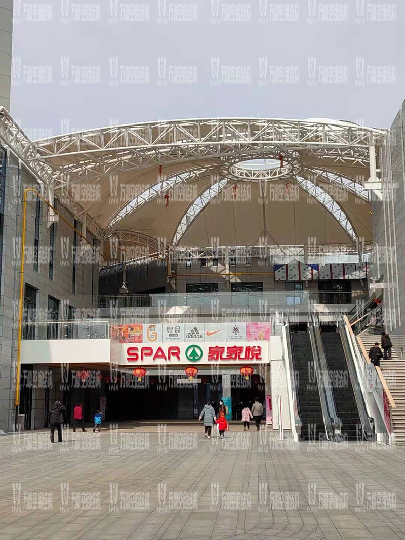 新泰卓越·財富廣場膜結(jié)構(gòu)項目接近尾聲 新泰卓越·財富廣場膜結(jié)構(gòu)項目接近尾聲