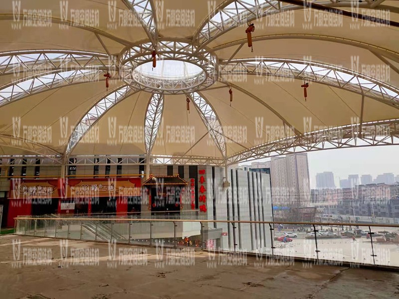 新泰卓越·財富廣場膜結(jié)構(gòu)項目接近尾聲 新泰卓越·財富廣場膜結(jié)構(gòu)項目接近尾聲