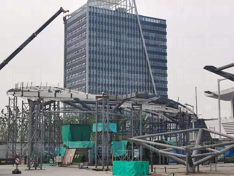 滬通鐵路張家港站地方配套工程站前西側旅客集散區蝴蝶造型天幕工程左大翅膀吊裝完成