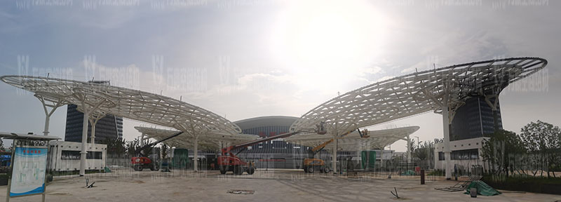 滬通鐵路張家港站地方配套工程站前西側旅客集散區蝴蝶造型天幕工程鋼結構接近尾聲