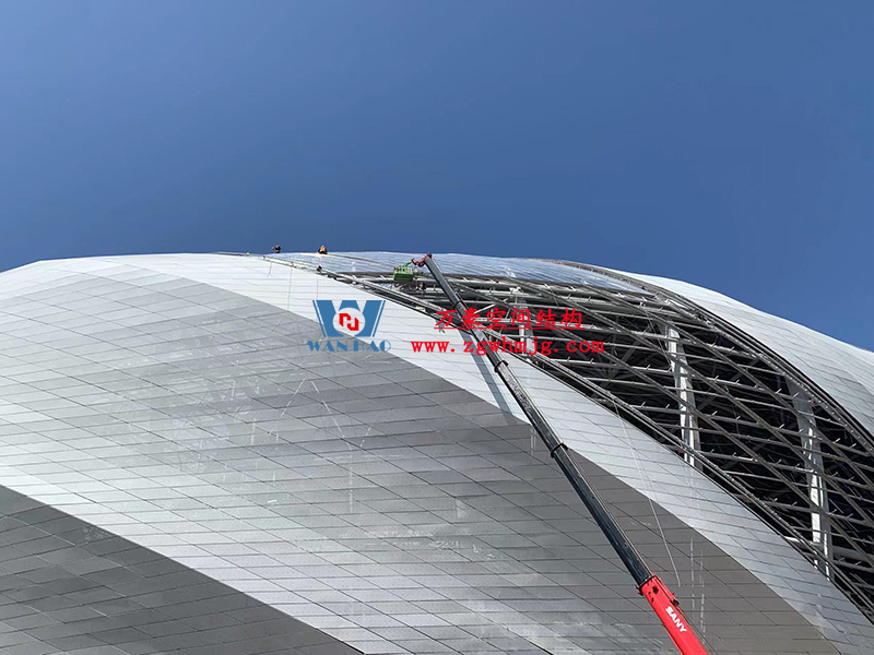 兩江新區加快建設龍興足球場（標準不降、工期不延、確保年底建成）