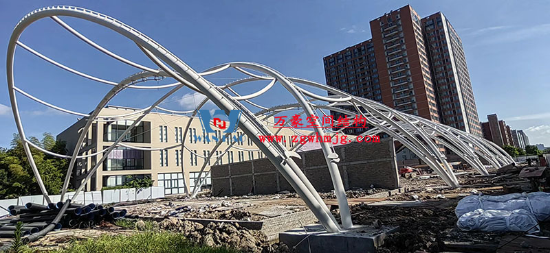 寧波諾丁漢大學(xué)室外運動場地改擴(kuò)建項目膜結(jié)構(gòu)工程鋼結(jié)構(gòu)已完成