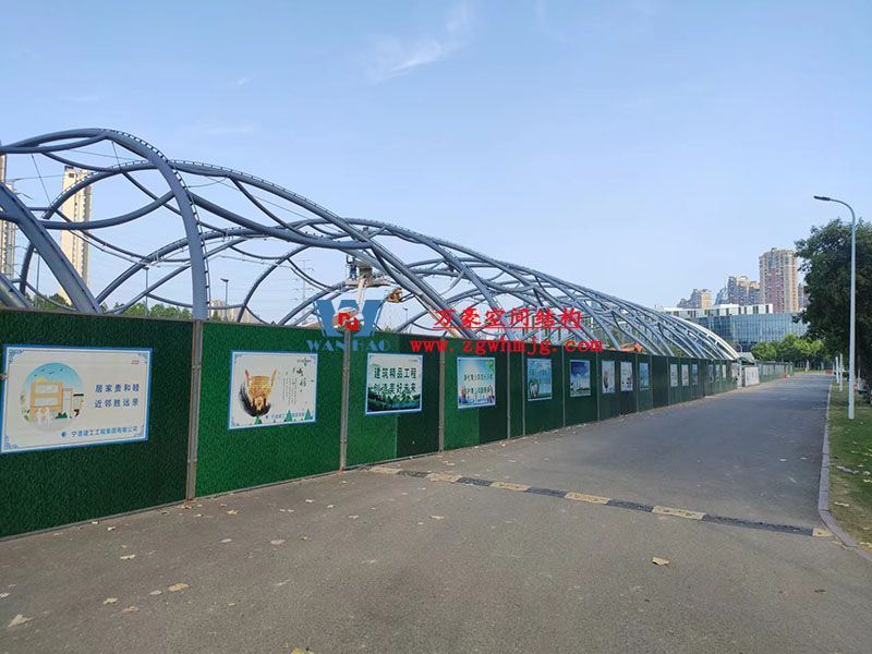 寧波諾丁漢大學(xué)室外運動場地改擴(kuò)建項目膜結(jié)構(gòu)工程鋼結(jié)構(gòu)已完成