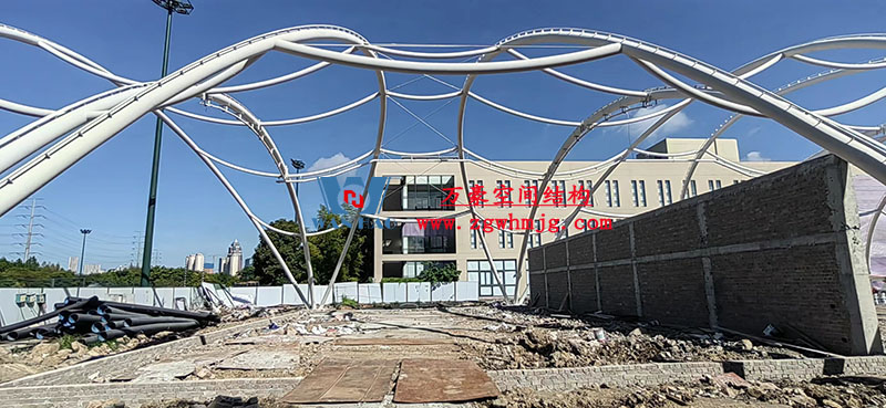 寧波諾丁漢大學(xué)室外運動場地改擴(kuò)建項目膜結(jié)構(gòu)工程鋼結(jié)構(gòu)已完成