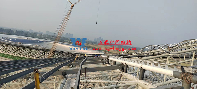 襄陽奧體中心膜結構工程鋼結構接近尾聲，膜結構開始安裝