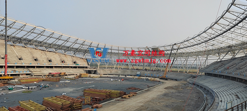 襄陽奧體中心膜結構工程鋼結構接近尾聲，膜結構開始安裝