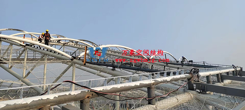 襄陽奧體中心膜結構工程鋼結構接近尾聲，膜結構開始安裝
