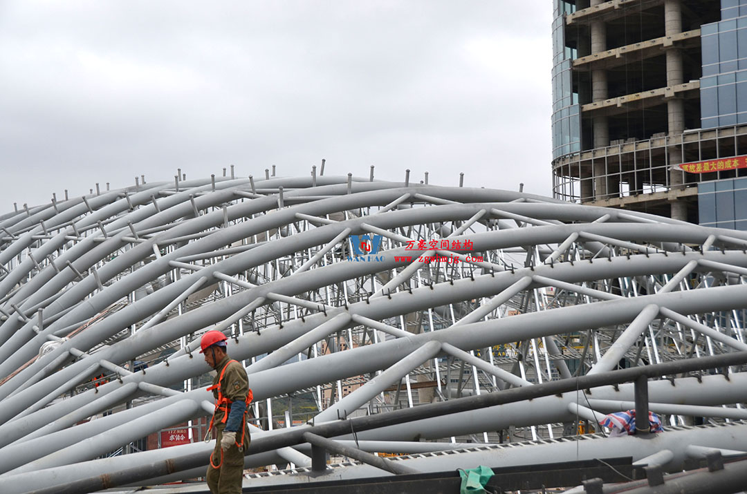 遵義高鐵新城上的一條鋼膜結構“長龍”