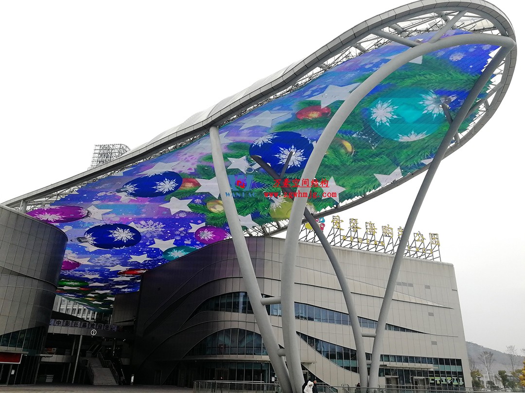 遵義高鐵新城上的一條鋼膜結構“長龍”