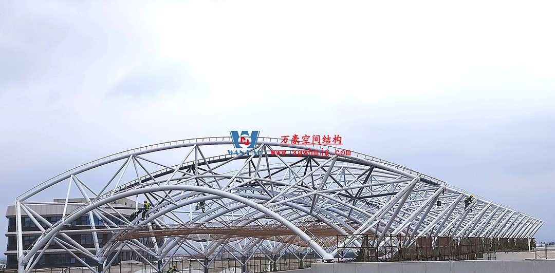 海南醫(yī)學(xué)院第一附屬醫(yī)院江東新院區(qū)連廊天幕順利完工 海南醫(yī)學(xué)院第一附屬醫(yī)院江東新院區(qū)連廊天幕順利完工