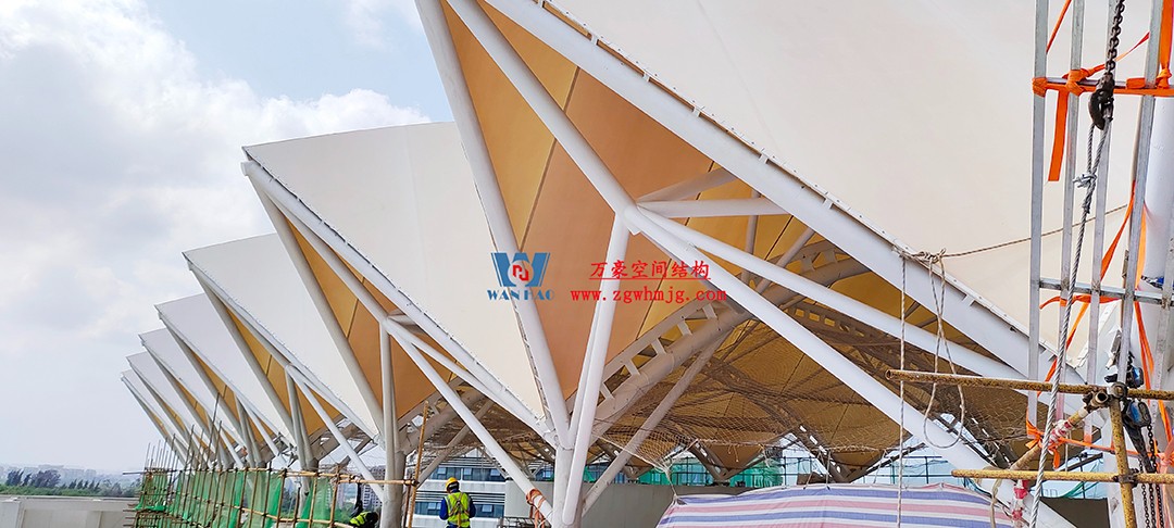 海南醫(yī)學(xué)院第一附屬醫(yī)院江東新院區(qū)連廊天幕順利完工 海南醫(yī)學(xué)院第一附屬醫(yī)院江東新院區(qū)連廊天幕順利完工