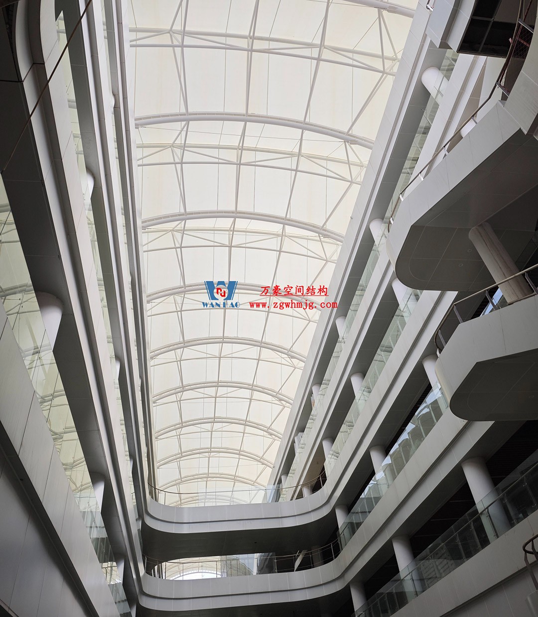 海南醫(yī)學(xué)院第一附屬醫(yī)院江東新院區(qū)連廊天幕順利完工 海南醫(yī)學(xué)院第一附屬醫(yī)院江東新院區(qū)連廊天幕順利完工