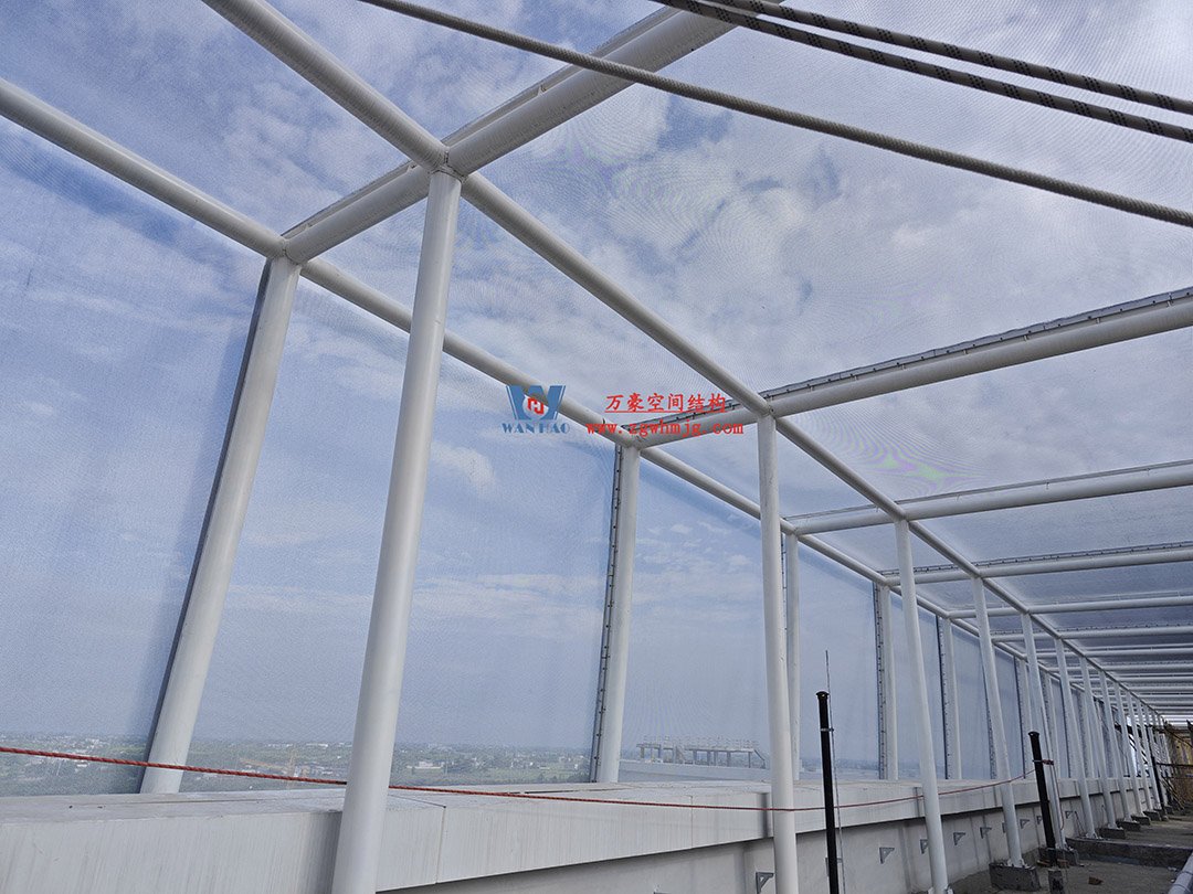 聚焦工程高質(zhì)量建設(shè),這個(gè)網(wǎng)格織物幕墻正在施工安裝中 聚焦工程高質(zhì)量建設(shè),這個(gè)網(wǎng)格織物幕墻正在施工安裝中