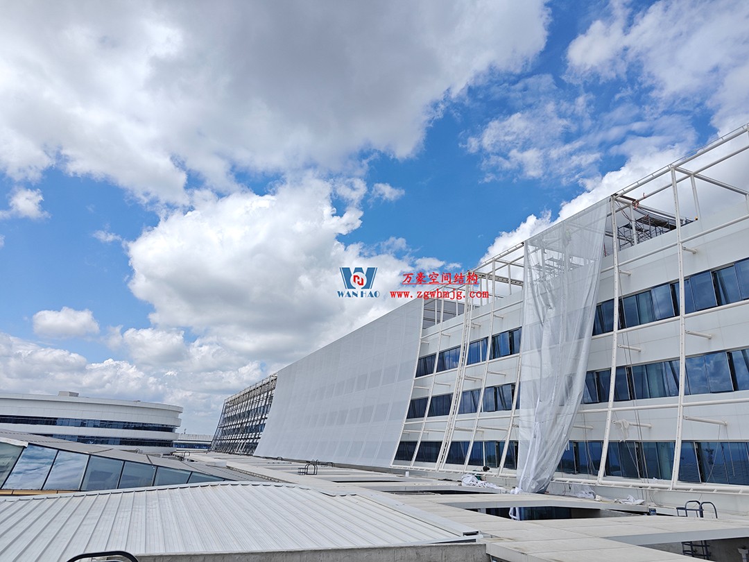 聚焦工程高質(zhì)量建設(shè),這個(gè)網(wǎng)格織物幕墻正在施工安裝中 聚焦工程高質(zhì)量建設(shè),這個(gè)網(wǎng)格織物幕墻正在施工安裝中