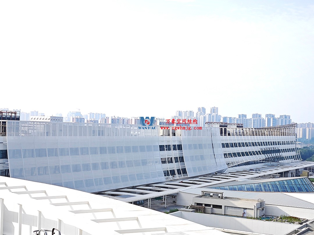 聚焦工程高質(zhì)量建設(shè),這個(gè)網(wǎng)格織物幕墻正在施工安裝中 聚焦工程高質(zhì)量建設(shè),這個(gè)網(wǎng)格織物幕墻正在施工安裝中