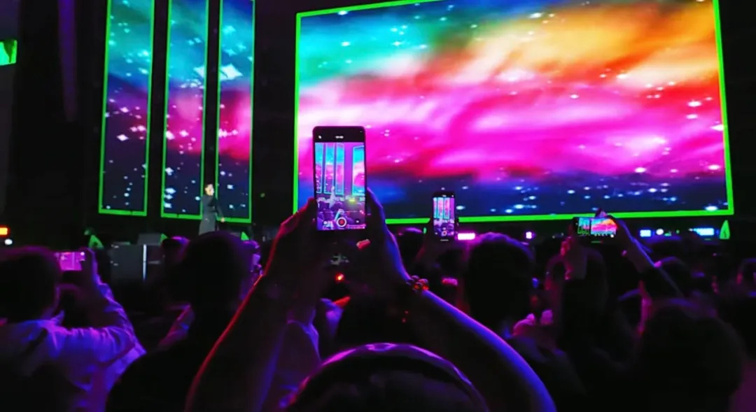 平陽體育中心群星演唱會！超萬人圍觀，現場火爆High唱！