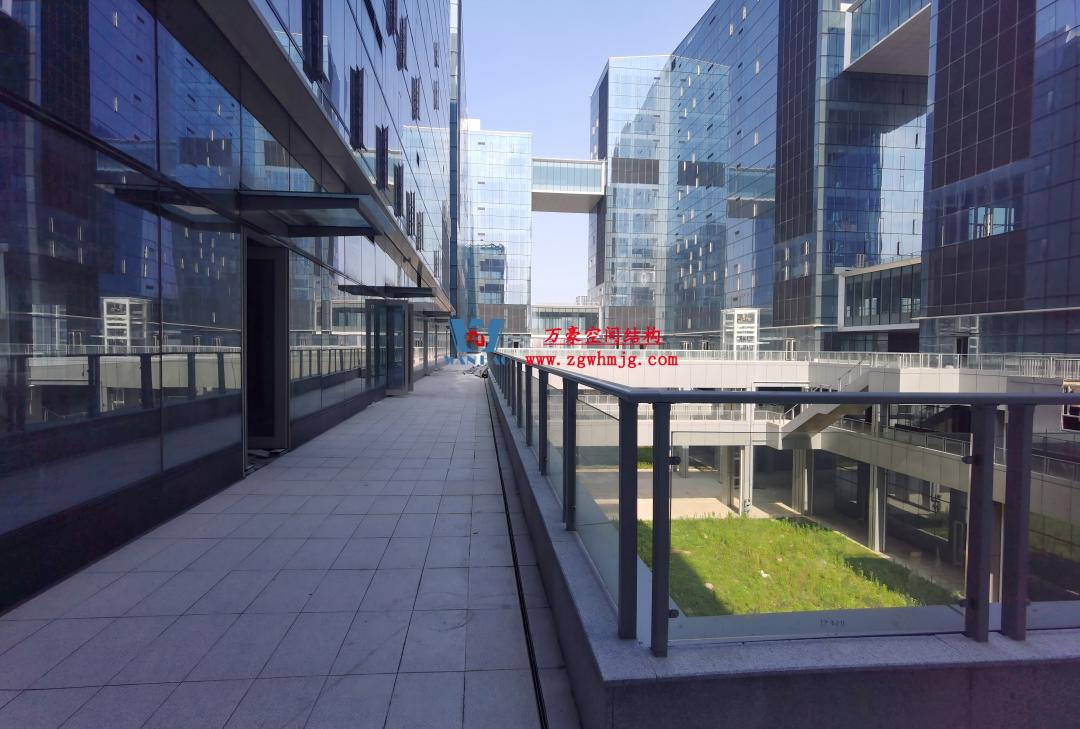 在中庭種一片鋼膜結構的“森谷” 在中庭種一片鋼膜結構的“森谷”