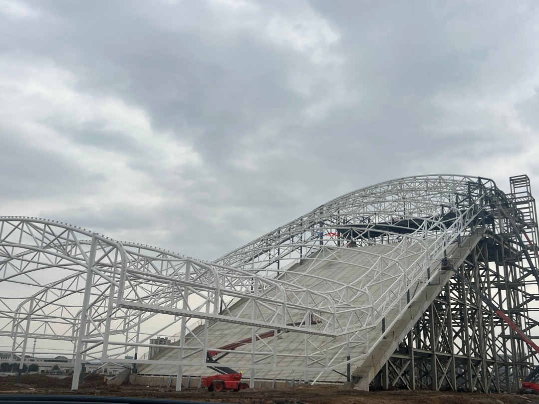 馭風逐沙，織就賽道美學——比亞迪紹興嵊州賽車場干拔沙坡觀景平臺鋼膜結(jié)構(gòu)