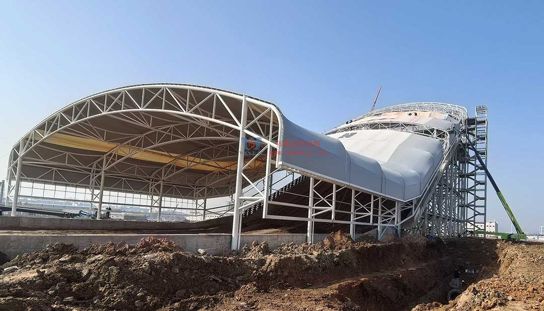 比亞迪賽車場驚現“風之翼”！又一座PTFE膜結構干拔沙坡頂棚拔地而起