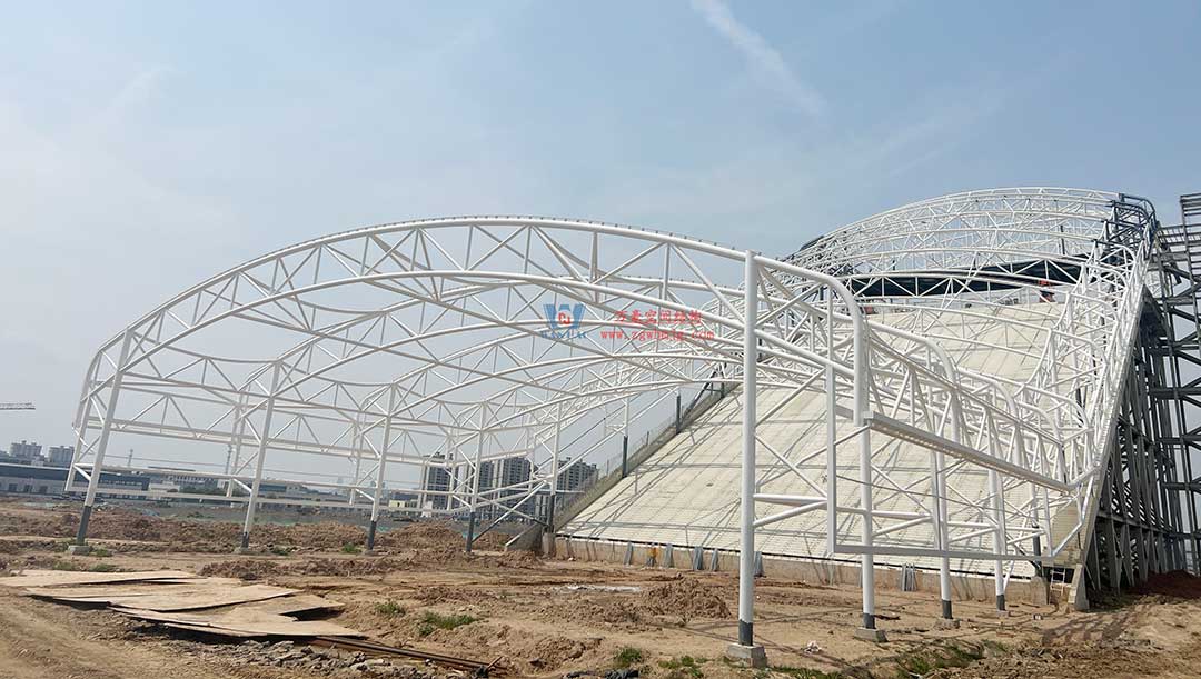 比亞迪賽車場驚現“風之翼”！又一座PTFE膜結構干拔沙坡頂棚拔地而起