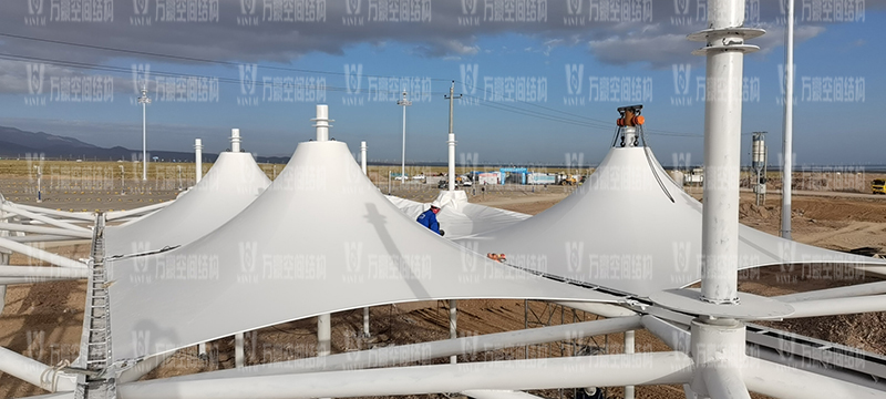 茶卡景區（二期）膜結構工程A區鋼結構主體施工完成，膜結構開始安裝