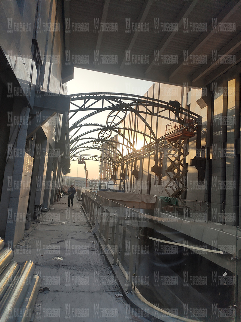 新泰卓越·財富廣場膜結(jié)構項目火熱施工中