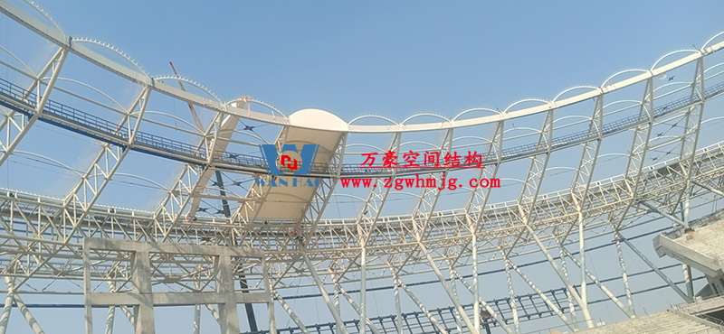 襄陽(yáng)奧體中心膜結(jié)構(gòu)工程鋼結(jié)構(gòu)接近尾聲，膜結(jié)構(gòu)開(kāi)始安裝